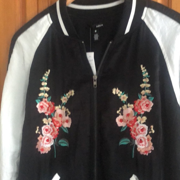 Embroidered baseball style jacket. White/black w/ gorgeous floral embroidery - Picture 4 of 13